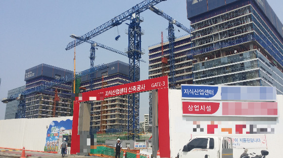 1일 상업용 부동산 전문기업 '부동산플래닛'이 한국산업단지공단 지식산업센터 현황(2023년 9월 말 기준)과 등기정보광장 집합건물 실거래가 자료(2023년 10월5일 기준)를 기반으로 분석한 '2023년 2분기 전국 지식산업센터 매매거래 리포트'에 따르면 지난 분기 거래량은 1분기 대비 11.1% 증가했다./사진=머니투데이 DB