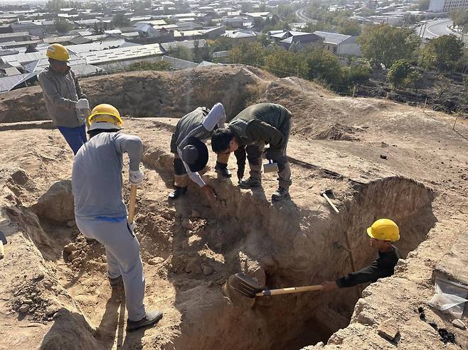 한국의 문화유산 기술 원조로 사마르칸트 실크로드 중심지 발굴조사작업이 진행되고 있다.
