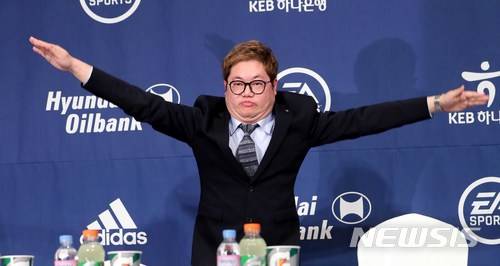 【서울=뉴시스】고범준 기자 = 27일 서울 서대문구 그랜드힐튼 서울 그랜드볼룸에서 열린 KEB하나은행 K리그 2018 개막 미디어데이 및 2018시즌 홍보대사 기자회견에서 K리그의 새로운 홍보대사로 위촉된 축구 BJ(Broadcasting Jockey) 감스트가 댄스를 선보이고 있다.  2018.02.27.  bjko@newsis.com