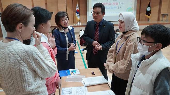 [수원=뉴시스] 국제이해교육 프로그램. (사진=경기도교육청 제공) 2023.11.01. photo@newsis.com *재판매 및 DB 금지