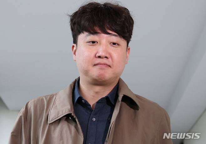[서울=뉴시스] 김금보 기자 = 이준석 전 국민의힘 대표가 1일 오후 서울 종로구 김종인 전 국민의힘 비상대책위원장 사무실로 향하고 있다. 2023.11.01. kgb@newsis.com