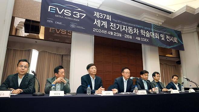 1일 서울 중구 한국프렌스센터에서 열린 EVS37 기자간담회에 참석한 조직위원회 관계자들. (왼쪽부터)손영욱 위원장, 정윤영 위원장, 김철수 위원장, 선우명호 대회장, 기석철 위원장, 이재조 위원, 황장연 위원. 조직위 제공