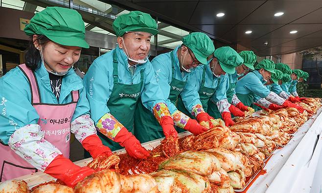 함영주 하나금융그룹 회장(왼쪽 두번째)과 임직원들이 1일 서울 중구 하나금융그룹 명동사옥에서 열린 ‘2023년 모두하나데이 사랑의 김장나눔’에 참여해 김장을 하고 있다. 최상수 기자