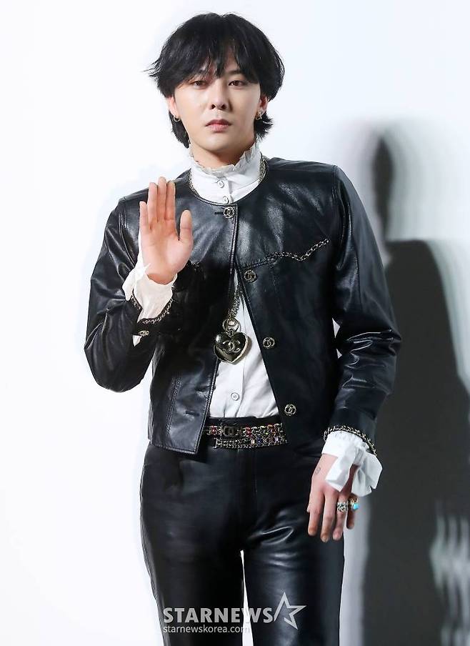 가수 지드래곤이 6일 오후 서울 강남구 청담 샤넬 서울 플래그십 스토어에서 진행된 '샤넬 X 프리즈 칵테일 리셉션'에 참석해 포즈를 취하고 있다. 2023.09.06 /사진=김창현