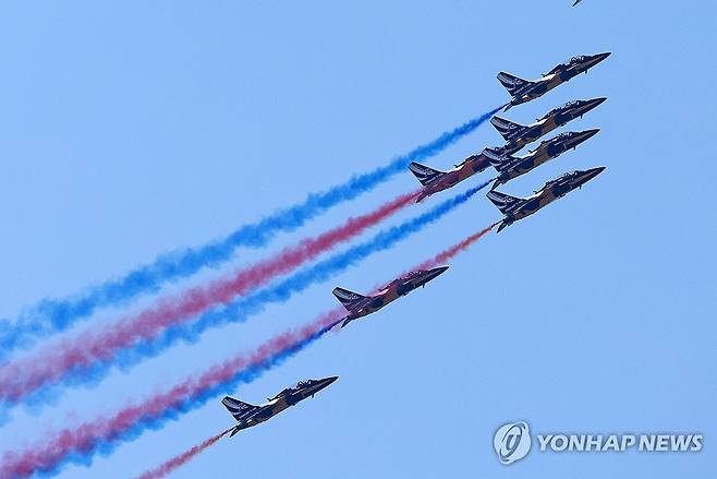 빨간 마후라의 고향에서 펼쳐진 에어쇼 (강릉=연합뉴스) 유형재 기자 = 1일 '빨간 마후라의 고향' 공군 강릉기지에서 열린 '2023 공군작전 전승 기념행사'에서 블랙이글스가 화려한 에어쇼를 펼치고 있다. 2023.11.1 yoo21@yna.co.kr