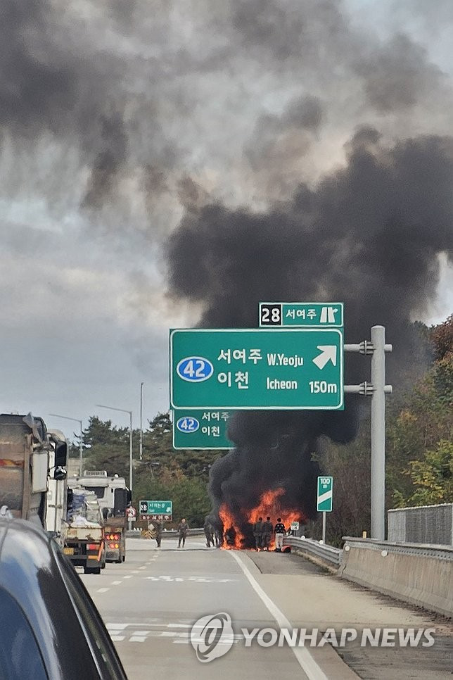 고속도로 차량 화재에 달려간 맹호부대 장병들 (가평=연합뉴스) 최근 고속도로에서 차량 화재를 목격하고 초기 진화를 한 뒤 조용히 현장을 떠나서 화제에 올랐던 군인들이 육군 수도기계화보병사단(맹호부대) 돌진대대 소속 장병들로 밝혀졌다. 사진은 지난 달 27일 장병들이 화재 현장을 통제하는 모습.  2023.11.1 [독자제공] andphotodo@yna.co.kr