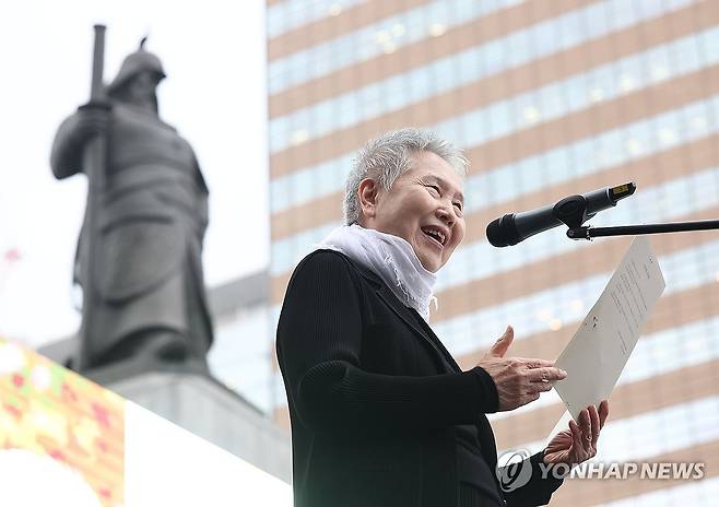 시 낭송하는 배우 박정자 (서울=연합뉴스) 류영석 기자 = 1일 오후 서울 광화문광장에서 열린 제37회 시의 날 기념 시 낭송회에서 원로 연극배우 박정자 씨가 서정주 시인의 '광화문'을 낭송하고 있다. 2023.11.1 ondol@yna.co.kr