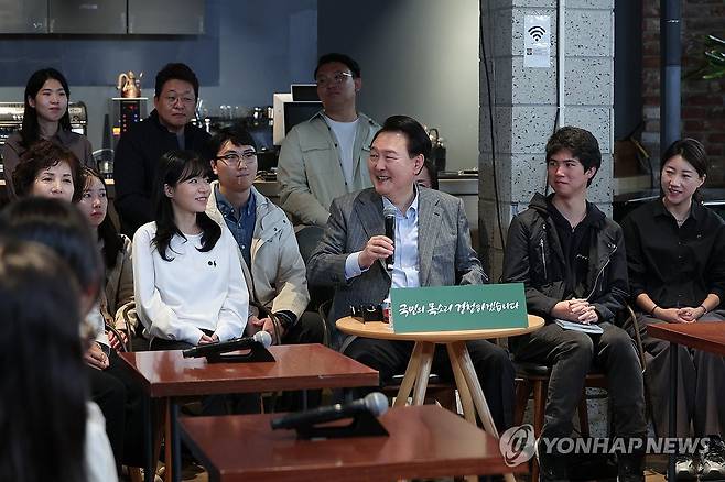 발언하는 윤석열 대통령 (서울=연합뉴스) 진성철 기자 = 윤석열 대통령이 1일 서울 마포구 한 카페에서 주부, 회사원, 소상공인 등이 참석한 가운데 열린 제21차 비상경제민생회의에서 발언하고 있다.  2023.11.1  [대통령실 제공. 재판매 및 DB 금지] zjin@yna.co.kr