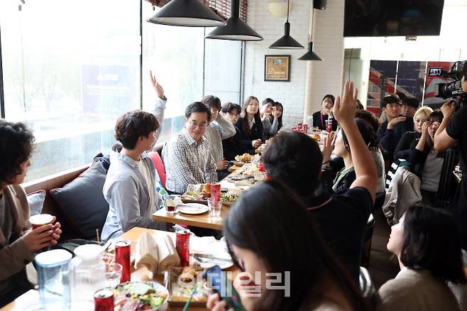 2일 중국 칭화대 인근에서 김동연 경기도지사와 칭화대 한국유학생회가 간담회를 하고 있다.(사진=경기도)