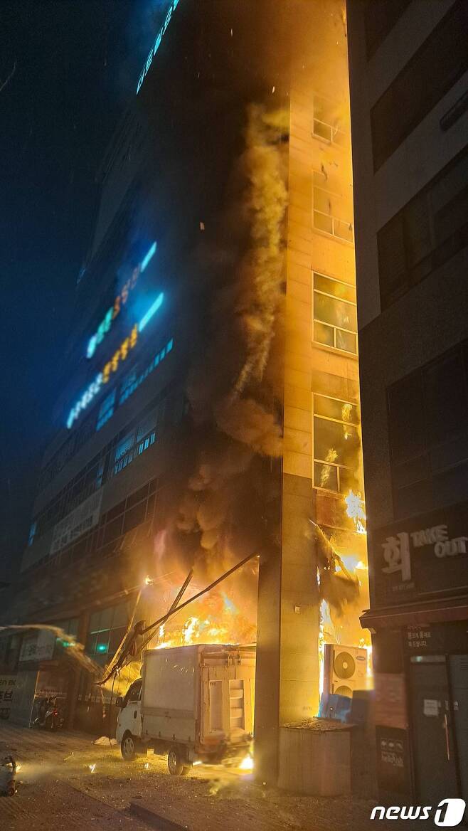 2일 오전 0시46분께 경기 의정부시 민락2지구의 요양병원 건물 1층 창고에서 불이 났다. (사진 및 영상=의정부소방서)