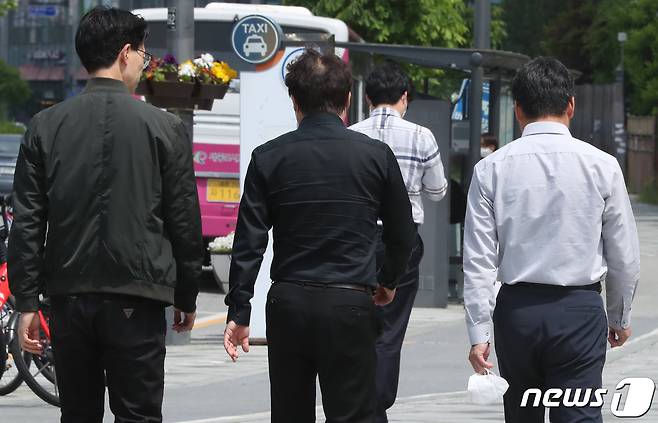 점심식사를 위해 이동하는 공무원들 (자료사진, 기사내용과 관련 없음) /뉴스1 ⓒ News1
