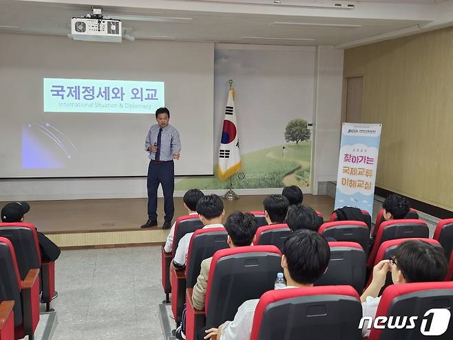 전북국제협력진흥원의 ‘찾아가는 국제교류 이해교실’ 강연 모습.(전북국제협력진흥원 제공)/뉴스1