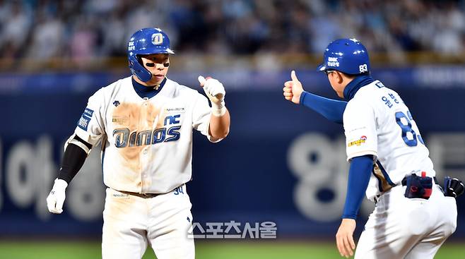 NC 오영수가 2일 창원NC파크에서 열린 2023 KBO 플레이오프 3차전 KT전에서 5회말 선두타자 안타로 출루하고 있다. 2023.11.02. 창원 | 강영조기자 kanjo@sportsseoul.com