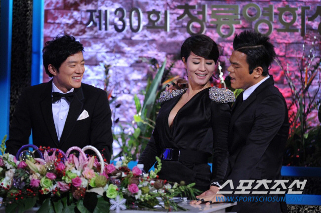 스포츠조선

2009년 12월 2일

제30회 청룡영화상 시상식

축하공연 박진영

< KBS홀= 조병관 기자 rainmaker@sportschosun.com >