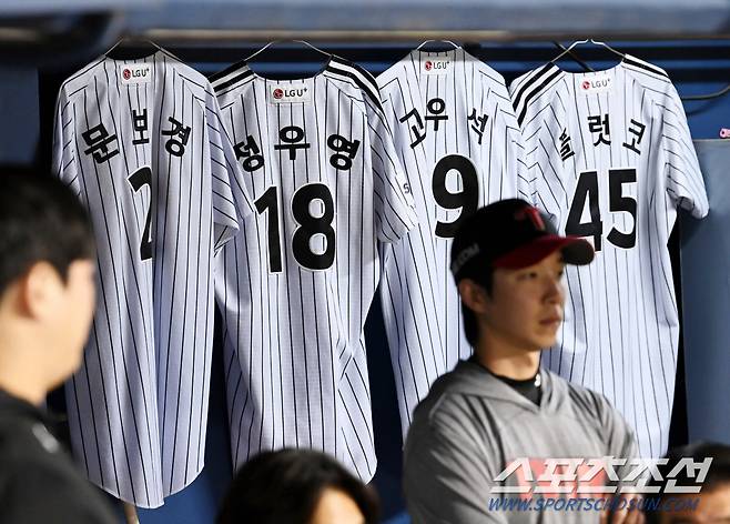 LG 더그아웃에 문보경 정우영 고우석 플럿코의 유니폼이 걸려있다. 잠실=허상욱 기자wook@sportschosun.com