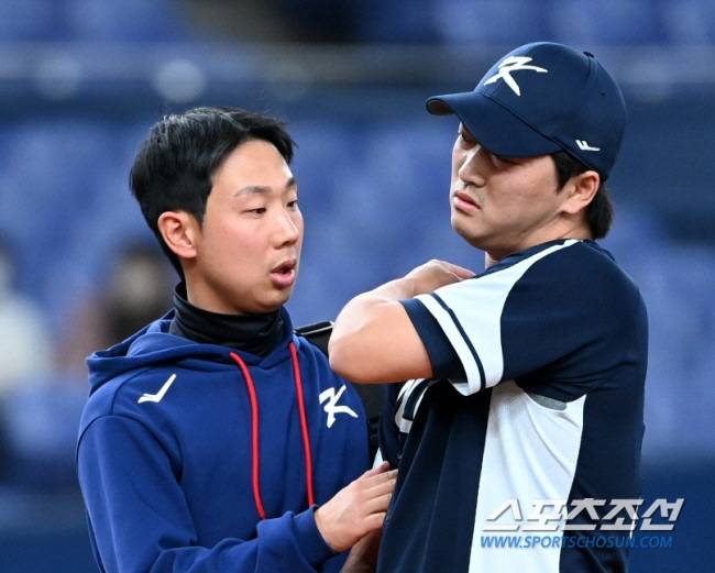 2023 월드베이스볼클래식(WBC) 한국대표팀이 6일 일본 오사카 교세라돔에서 오릭스와 공식 평가전을 가졌다. 8회말 투구를 하던 한국 고우석이 몸의 이상을 느낀 후 트레이닝 코치의 점검을 받고 있다. 오사카=허상욱 기자wook@sportschosun.com/2023.03.06/