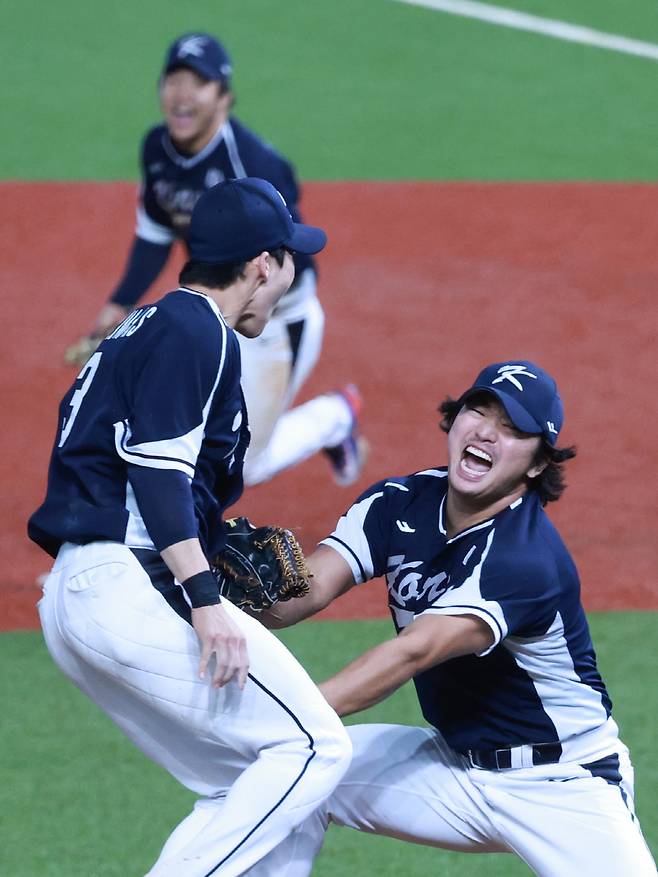 한국야구대표팀의 김혜성과 고우석이 금메달이 확정되자 기뻐하고 있다. 연합뉴스