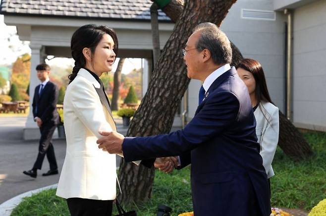 김건희 여사가 2일 서울 용산 대통령실 파인글라스에서 열린 '발달장애 예술인과 함께하는 요요마 토크콘서트'에서 인사하고 있다.  [사진제공=대통령실 제공]