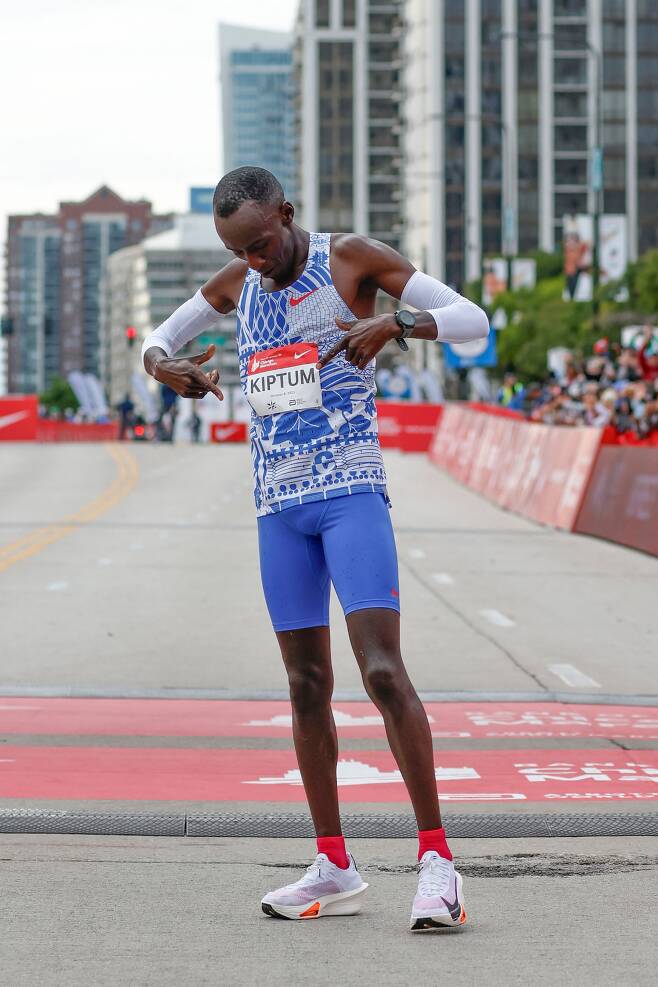 지난 달 8일 시카고 마라톤에서 세계 신기록을 세운 케냐의 킵툼. [AFP 연합뉴스]
