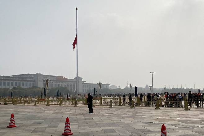 2일 베이징 천안문 광장에 조기가 걸린 모습./로이터 연합뉴스