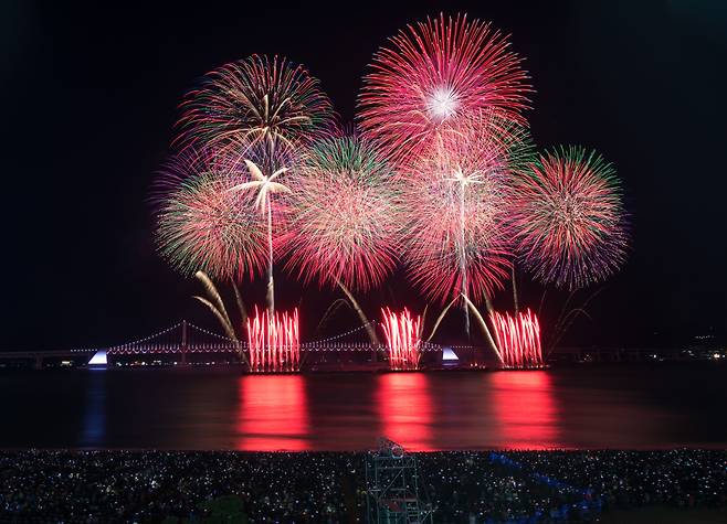 2018년 10월 27일 오후 부산 수영구 광안리해수욕장 일대에서 제14회 부산불꽃축제가 열렸다. /조선DB