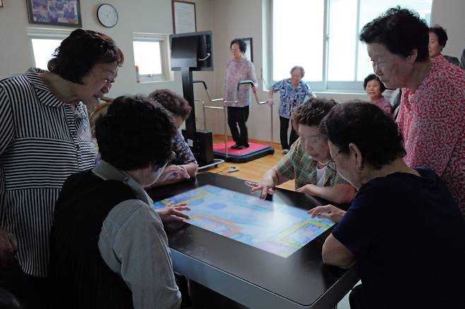 지난 6월 23일 오후, 서울 동대문구 수복경로당에서 어르신들이 스마트 기기에서 화투와 그림 그리기, 걷기 등을 하며 즐거운 시간을 보내고 있다. /조선DB