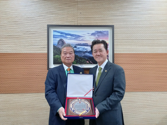 임상준(오른쪽) 환경부 차관이 정재택 추진위원장으로부터 감사패를 전달받고 있다. 사진=추진위원회 제공.