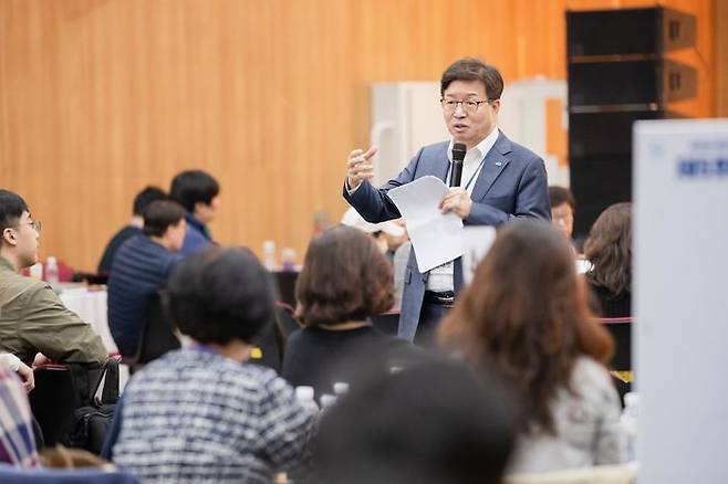 염태영 경기도 경제부지사가 1일 ‘제5회 경기도민 정책축제’에 참석해 도민들의 궁금 사항을 설명하고 있다.ⓒ사진제공=경기도