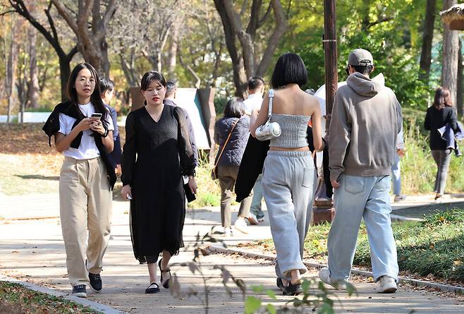 서울 여의도공원을 찾은 시민들이 가벼운 옷차림으로 가을 정취를 즐기고 있다. 신소영 기자