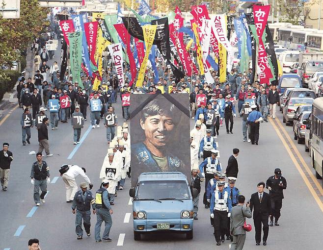 김주익 전 한진중공업 노조위원장이 18억여원의 손해배상 청구와 가압류 철회, 해고자 복직 등을 주장하며 고공농성에 들어간 지 129일째인 2003년 10월17일 스스로 목숨을 끊었다. 사진은 김 전 위원장을 추모하는 부산시내 시위 행렬. 한겨레 자료사진