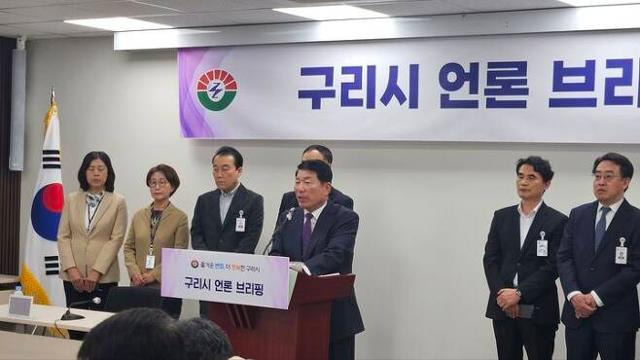 백경현 구리시장은 2일 긴급브리핑을 열고 '메카시티 서울' 구상에 동참하겠다는 입장을 발표하고 있다. 뉴시스