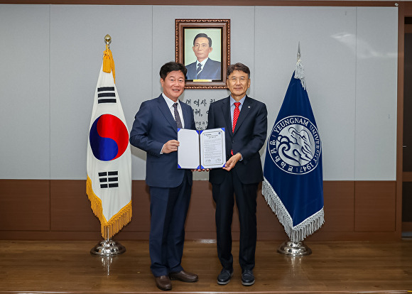 1일 김세환 경북신보이사장과 최외출 영남대 총장(왼쪽부터)이 업무협약서를 들어보이고 있다. [사진=경북신용보증재단]