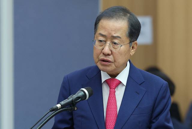 ▲ 홍준표 대구시장이 지난달 23일 대구시청 산격청사에서 열린 국회 행정안전위원회의 대구시에 대한 국정감사에서 인사말하고 있다. [연합뉴스 자료사진]