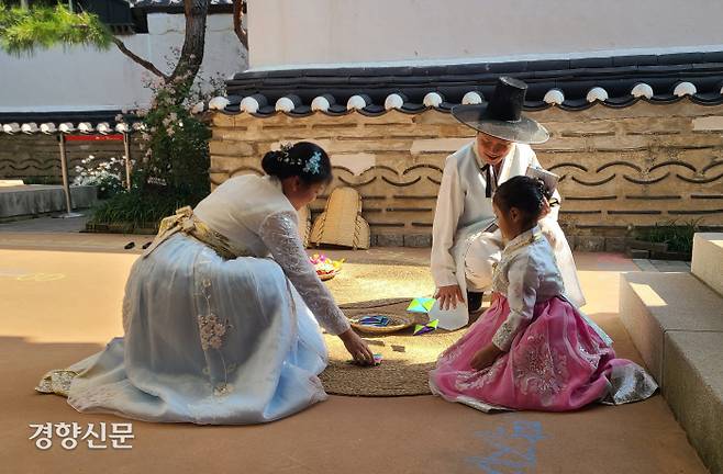 한 가족이 지난달 29일 전북 전주 한옥마을에서 ‘딱지치기’를 하고 있다. 김창효 선임기자