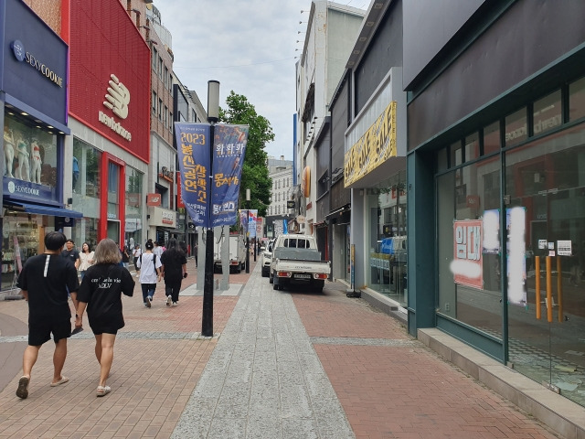 지난 6월 동성로 골목길 모습. 임대 현수막이 붙은 점포가 눈에 띈다. 최근 동성로 공실률이 높아져 우려를 낳고 있다. 대구시 제공