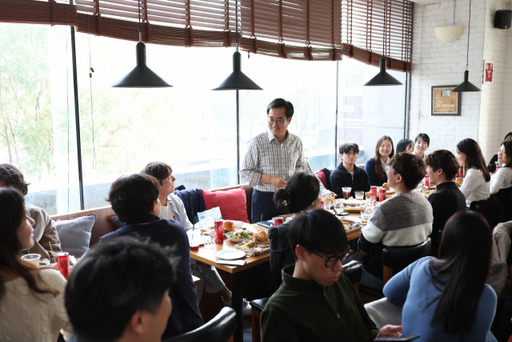 김동연 경기도지사가 2일(현지시각) 중국 베이징 칭화대학교 인근 음식점에서 성호태 칭화대 한국유학생회 회장 등 32명과 한국 유학생 간담회를 갖고 있다. 경기도 제공