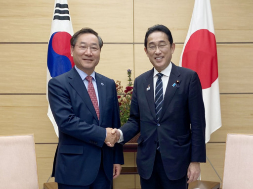 유정복 인천시장이 2일 일본 도쿄 총리관저에서 기시다 후미오 총리와 면담을 마친 뒤 기념촬영을 하고 있다. 인천시 제공