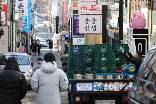 서울 강남역 인근에서 주류 배송 중인 관계자의 모습. [사진 출처 = 연합뉴스]