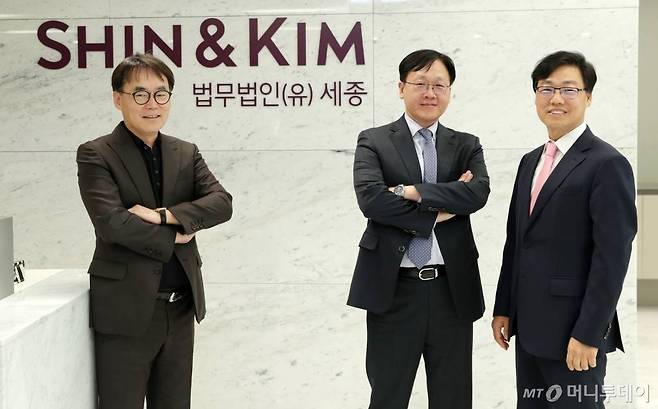 (왼쪽부터) 박교선 대표변호사, 임보경·이재훈 변호사 /사진=김휘선 기자 hwijpg@