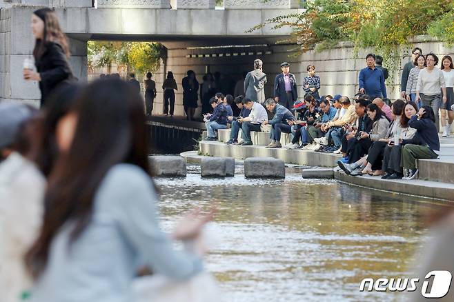 (서울=뉴스1) 민경석 기자 = 서울 지역 낮 최고기온이 24도까지 올라 포근한 날씨를 보인 2일 오후 서울 종로구 청계천 일대에서 점심시간을 맞은 직장인들이 산책을 즐기고 있다. 2023.11.2/뉴스1  Copyright (C) 뉴스1. All rights reserved. 무단 전재 및 재배포,  AI학습 이용 금지.