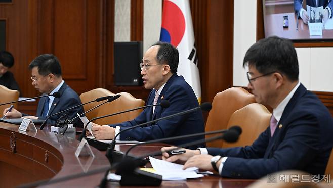 추경호(가운데) 경제부총리 겸 기획재정부 장관이 2일 서울 종로구 정부서울청사에서 열린 비상경제장관회의 겸 물가관계장관회의에 참석해 모두발언을 하고 있다. 임세준 기자