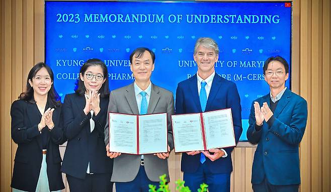 경희대학교 약학대학 규제과학과와 메릴랜드대학교 규제과학혁신센터가 지난달 25일 경희대 약학대학 101호에서 업무협약을 체결했다. (왼쪽부터)경희대 대학원 규제과학과 서혜선 교수와 정은경 학과장, 약학대학 임동순 학장, 메릴랜드대 규제과학혁신센터 폴 샤피로 부학장, 대학원 규제과학과 김종호 교수. (사진=경희대 제공) *재판매 및 DB 금지