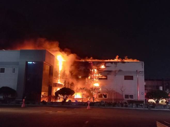 [구미=뉴시스] 1일 오후 6시52분께 구미시 공단동의 한 납축전지 금형업 공장에서 불이 났다. (사진 = 경북소방본부 제공) 2023.11.2. photo@newsis.com  *재판매 및 DB 금지