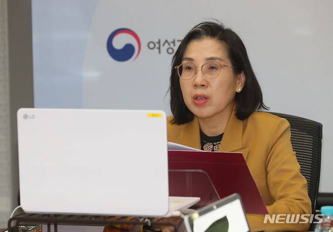 [서울=뉴시스] 배훈식 기자 = 김현숙 여성가족부 장관이 지난달 31일 오후 서울 종로구 정부서울청사에서 열린 제10차 여성폭력방지위원회 회의에 참석해 발언하고 있다. 2023.10.31. dahora83@newsis.com