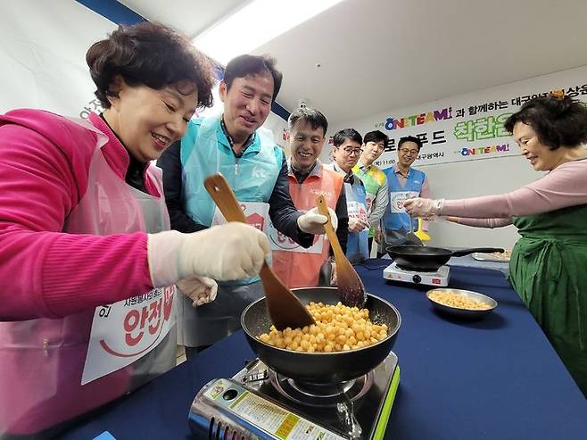 [대구=뉴시스] 달구벌원팀 소속 기관 임직원 50여명은 대구시 동구 안심제1종합사회복지관에서 건강한 대구만들기를 위한 '착한음식키트' 제작 및 나눔 활동을 펼쳤다. (사진 = KT대구경북광역본부 제공) 2023.11.02. photo@newsis.com *재판매 및 DB 금지