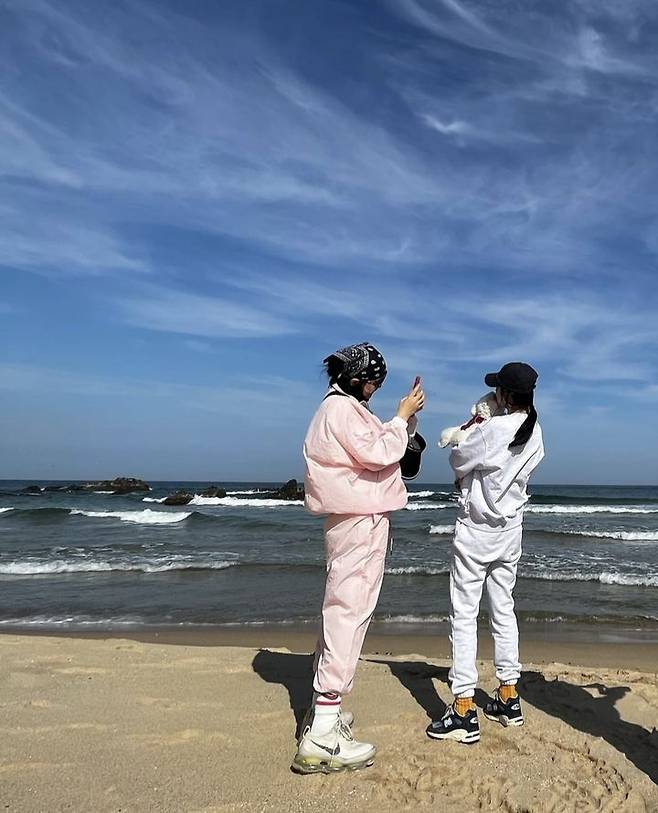 [서울=뉴시스] 배우 송혜교와 김혜수가 여행을 떠났다. (사진= 송혜교 인스타그램 캡처) 2023.11.02. photo@newsis.com *재판매 및 DB 금지