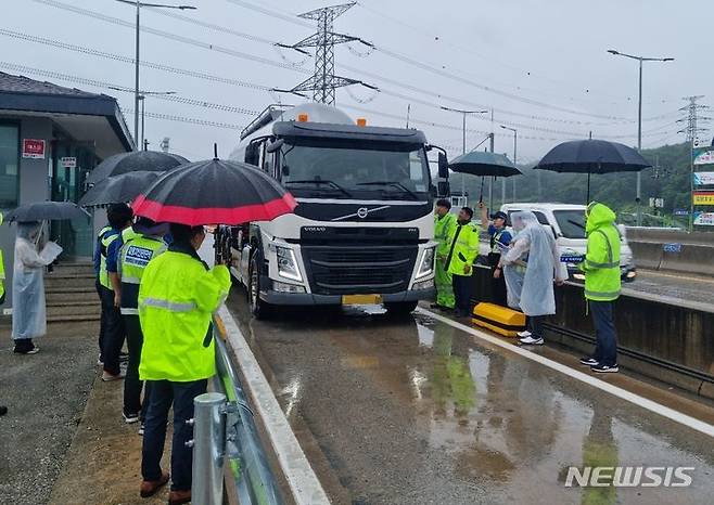 [충주=뉴시스] 이도근 기자= 30일 충북 충주국토관리사무소와 한국교통안전공단 충북지부, 충북경찰청, 자치단체 공무원 등이 이동검문소에서 적재불량과 안전기준위반 차량을 단속하고 있다. 충주국토관리사무소는 지난 22일부터 진행한 이번 단속에서 모두 12대의 위반차량을 적발했다. (사진=충주국토관리사무소 제공) 2023.6.30. photo@newsis.com *재판매 및 DB 금지