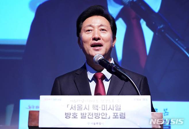 [서울=뉴시스]오세훈 서울시장이 2일 오후 서울시청에서 열린 '이스라엘-하마스 전쟁으로 본 서울시 핵·미사일 방호 발전방안 포럼'에서 환영사를 하고 있다.