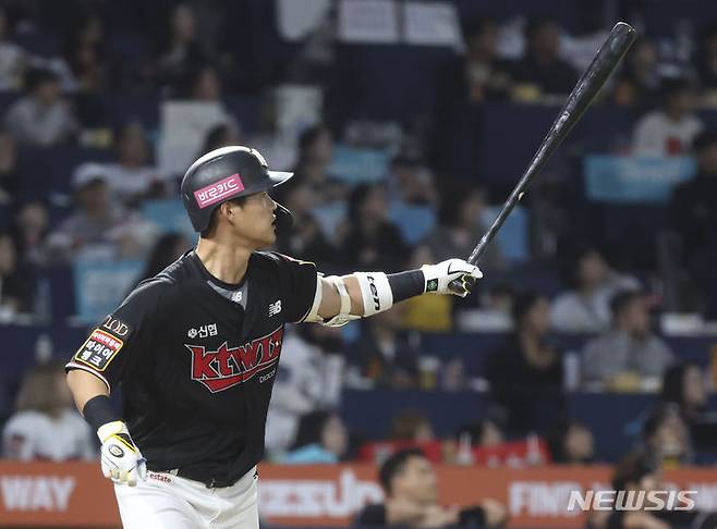 [창원=뉴시스] 김근수 기자 = 2일 오후 경남 창원NC파크에서 열린 2023 KBO 플레이오프 KT 위즈 대 NC 다이노스의 3차전 경기, 2회초 1사 주자 1루상황에서 KT 배정대가 2점 홈런을 치고 있다. 2023.11.02. ks@newsis.com