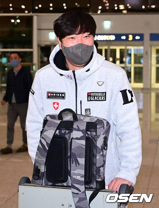 [OSEN=인천공항, 김성락 기자] 30일 오전 SSG랜더스 선수단이 인천공항을 통해 스프링캠프 훈련지인 미국 플로리다로 출국했다.SSG 이진영 코치가 출국장으로 향하고 있다. 2023.01.30 /ksl0919@osen.co.kr